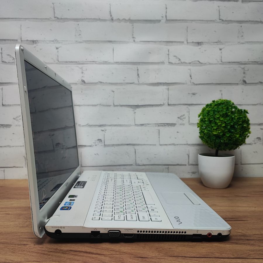 Ноутбук Б/В Sony PCG-91211M, Intel Core i3-2330M, DDR3 8GB, SSD 120GB, NVIDIA GeForce 410M 1GB, 17"