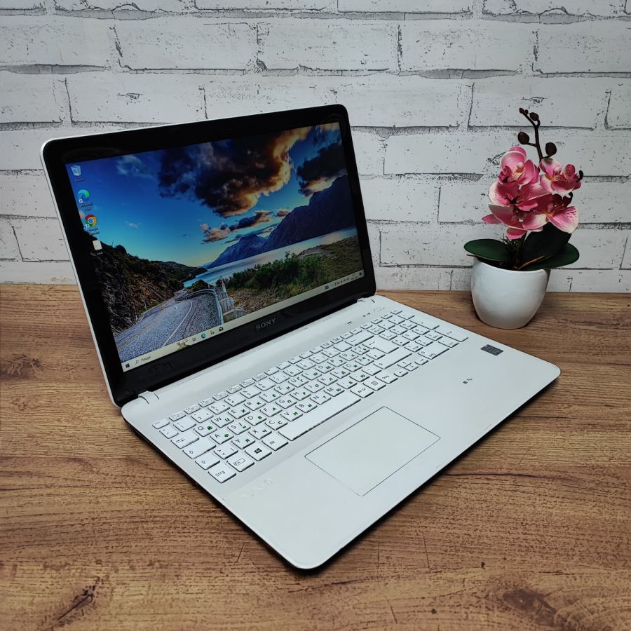 Ноутбук Б/В Sony SVF153B1YM, Intel Core i5-4200U, DDR3 8GB, SSD 256GB, 15.6" Full HD