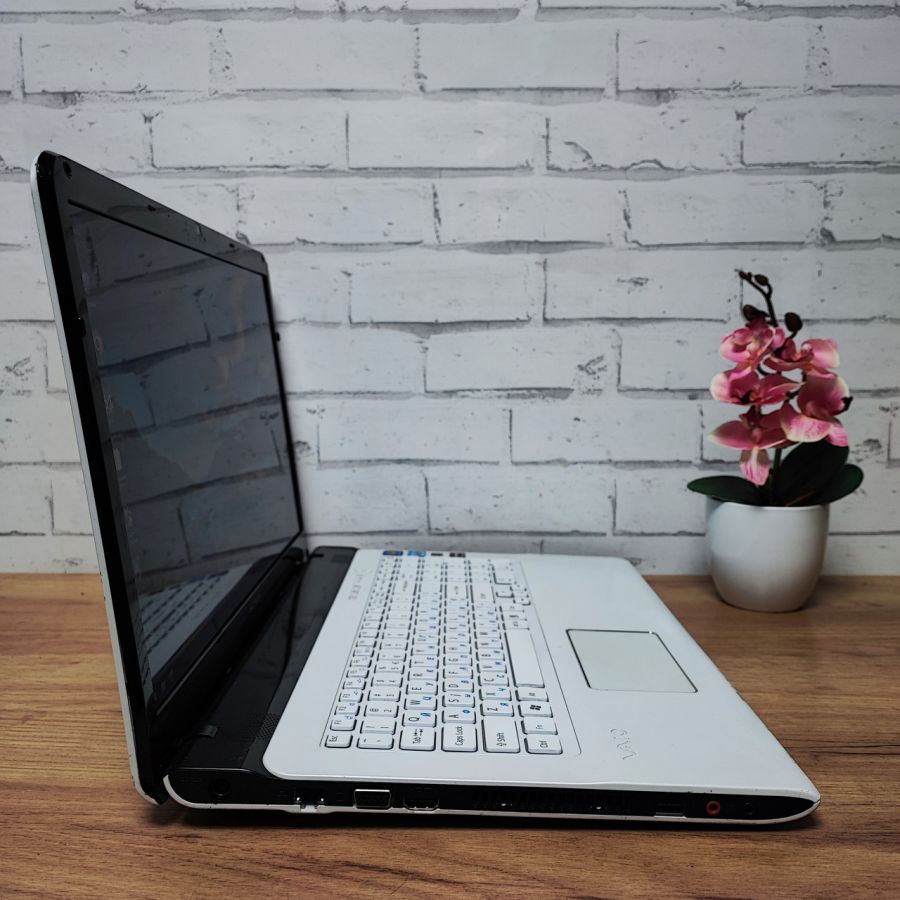 Уцінка! Ноутбук Б/В Sony SVE171A11M, Intel Core i3-2370M, DDR3 8 GB, SSD 128GB, Radeon HD 7500 1Gb, 17.3" HD [ProductHub SKU Sony14]