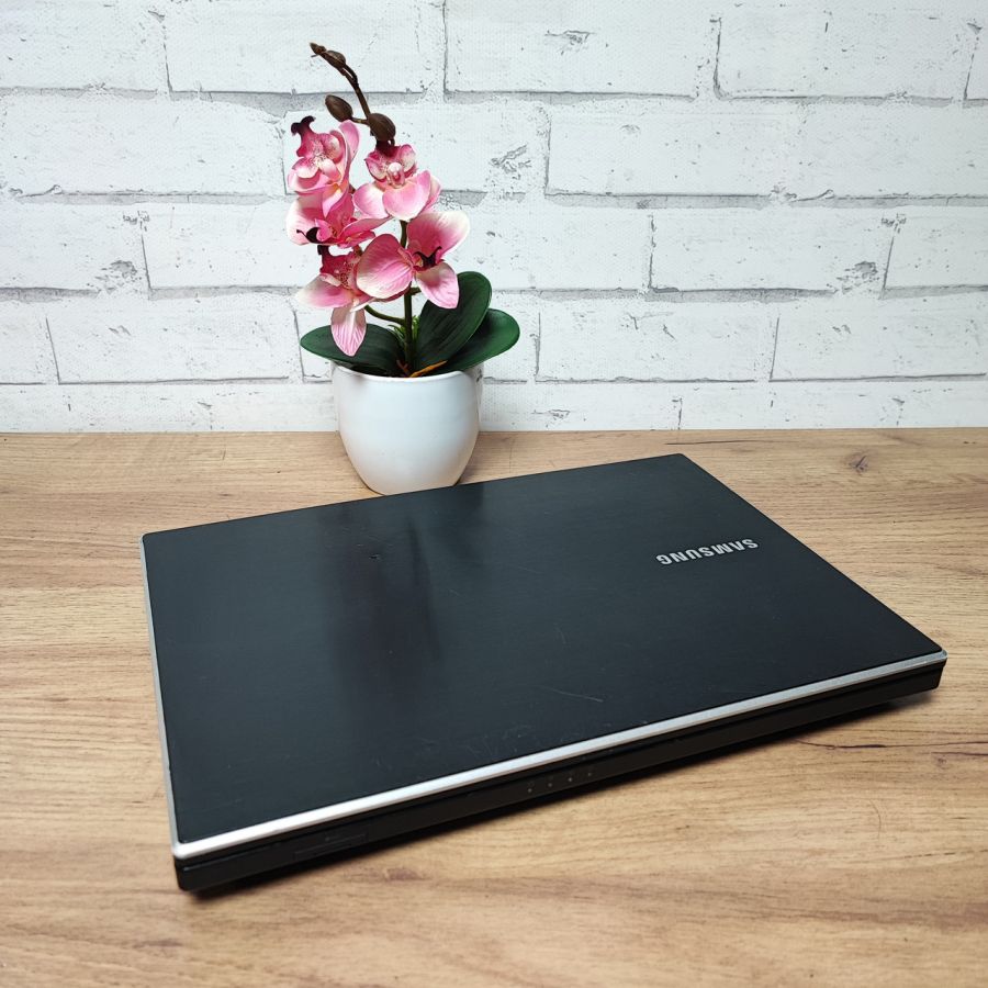 Ноутбук Б/В Samsung 300V, Intel Core i3-2310M, DDR3 8GB, SSD 256GB, NVIDIA GeForce GT 520M, 13"