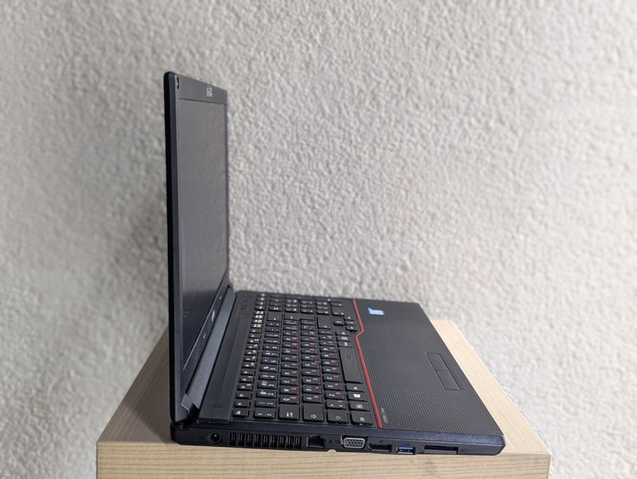 Уцінка! Ноутбук Б/В Fujitsu LifeBook E557, Intel Core i5-7200U, DDR4 8 GB, SSD 128GB, 15.6" HD [ProductHub SKU F144]