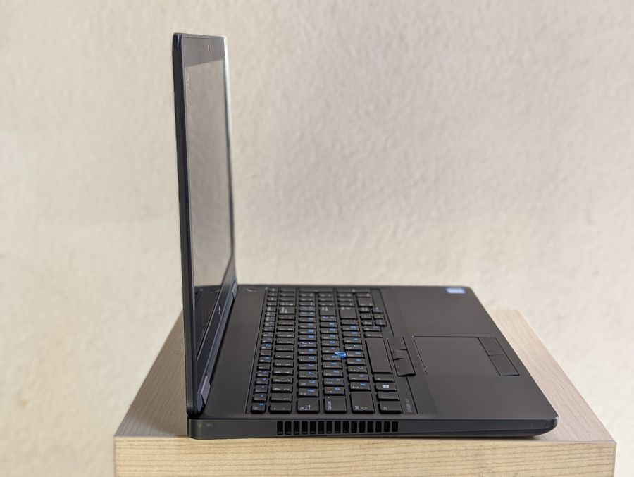 Ноутбук Б/В Dell Latitude E5570, Intel Core i5-6300HQ, DDR4 8GB, SSD 256GB, 15.6" Full HD