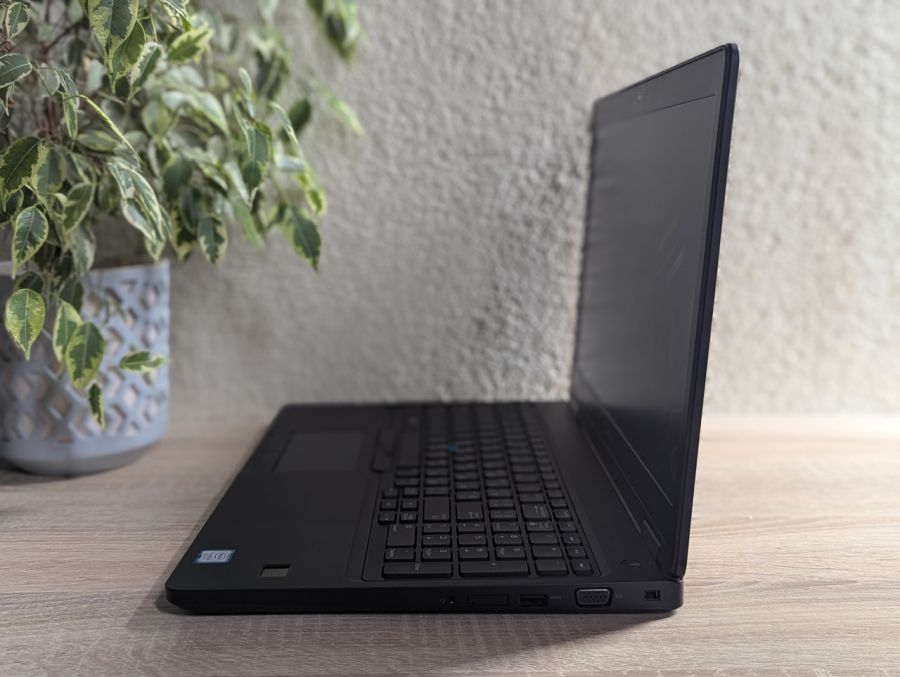 Уцінка! Ноутбук Б/В Dell Latitude 5590, Intel Core i5-8350U, DDR4 16 GB, SSD 256GB, NVIDIA GeForce MX130 2 Gb, 15.6" Full HD [ProductHub SKU Dell254]