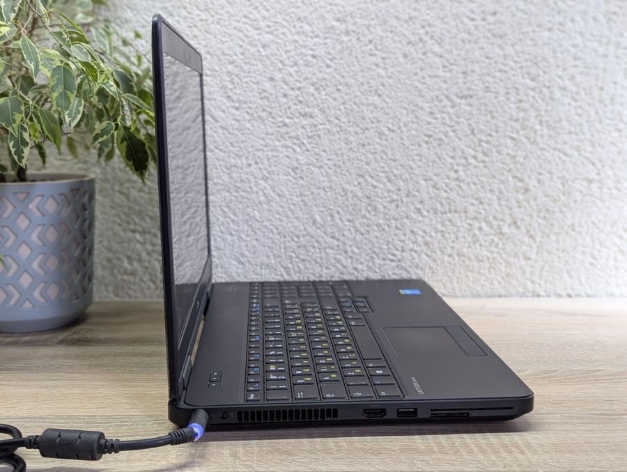 Ноутбук Б/В Dell Latitude E5540, Intel Core i5-4310U, DDR3 8GB, SSD 128GB, NVIDIA GeForce GT 720M 2GB, 15.6" Full HD