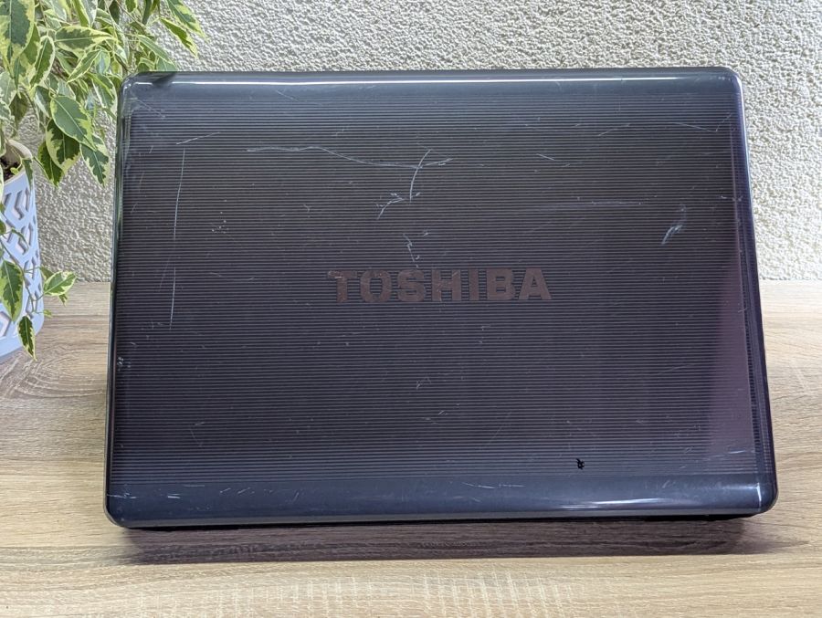 Уцінка! Ноутбук Б/В Toshiba Satellite P300, Intel Core 2 Duo T5750, DDR2 4 GB, SSD 128GB + HDD 500GB, Standard VGA Graphics Adapter 16Mb, 17.1" [ProductHub SKU T119]
