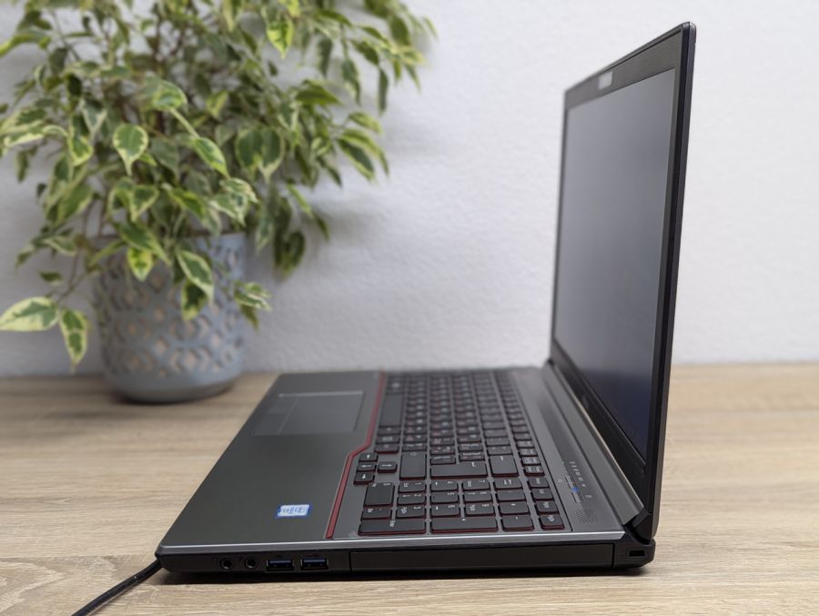 Ноутбук Б/В Fujitsu E756, Intel Core i5-6300U, DDR4 8GB, SSD 256GB, 15.6" HD [ProductHub SKU F148]