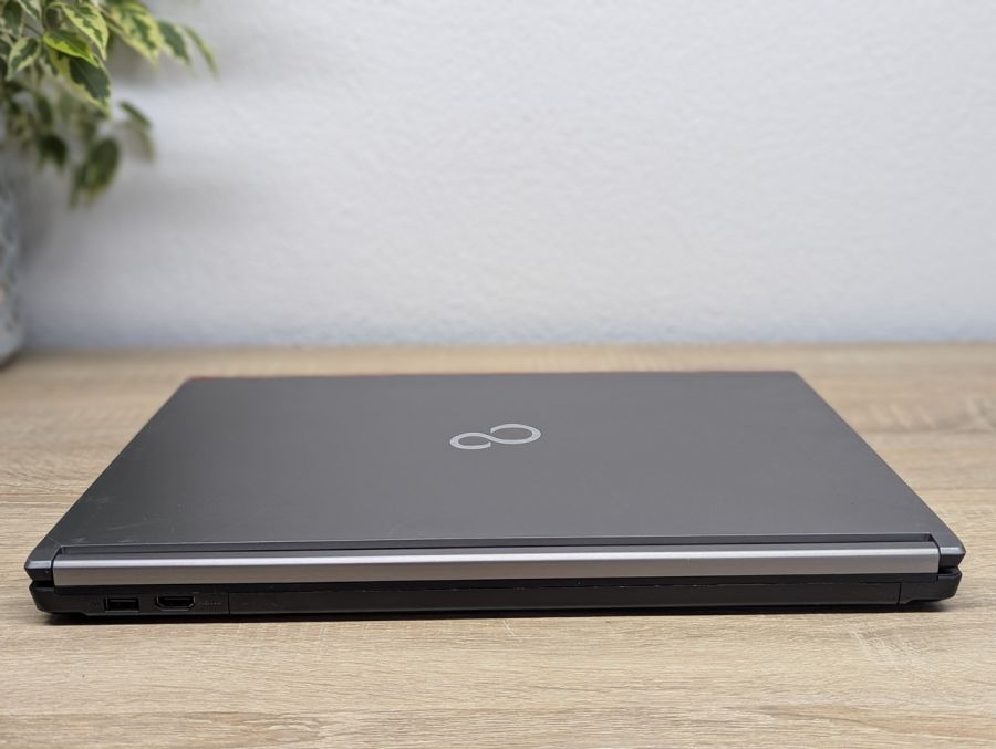 Ноутбук Б/В Fujitsu E756, Intel Core i5-6300U, DDR4 8 GB, SSD 256GB, 15.6" Full HD