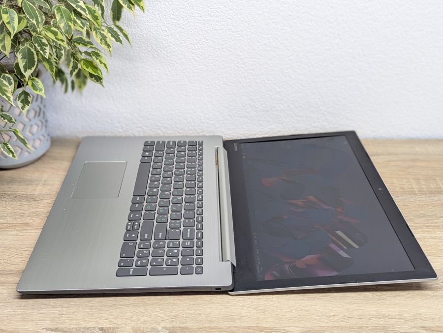 Уцінка! Ноутбук Б/В Lenovo 330-15IKB, Intel Core i5-8250U, DDR4 12 GB, SSD 256GB, 15" Full HD [ProductHub SKU L263]