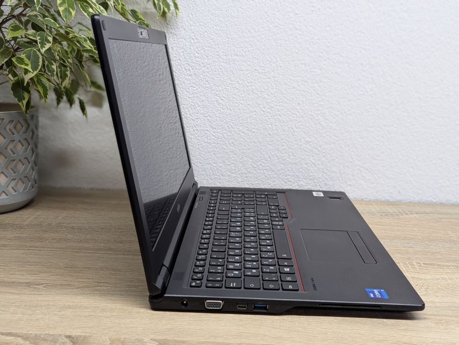 Уцінка! Ноутбук Б/В Fujitsu LifeBook E5511, Intel Core i7-1165G7, DDR4 16 GB, SSD 256GB, 15.6" Full HD [ProductHub SKU F206]