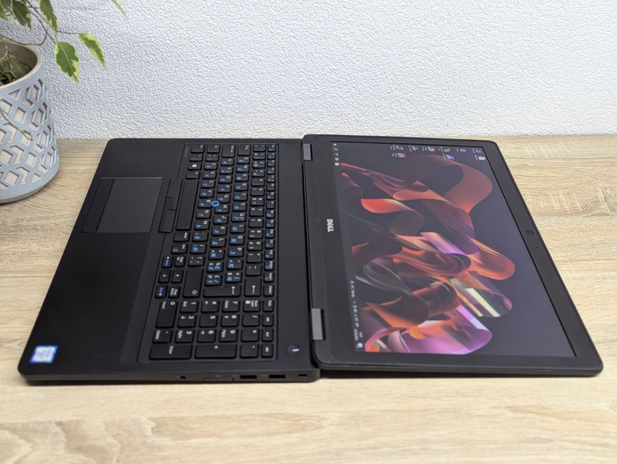 Ноутбук Б/В Dell Latitude E5570, Intel Core i7-6820HQ, DDR4 8GB, SSD 256GB, AMD Radeon R7 M370 2GB, 15.6" Full HD