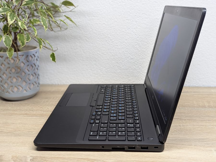 Ноутбук Б/В Dell Latitude E5570, Intel Core i5-6300U, DDR4 8GB, SSD 128GB, AMD Radeon R7 M360 2GB, 15.6" Full HD