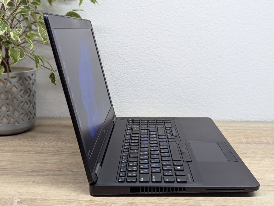 Ноутбук Б/В Dell Latitude E5570, Intel Core i5-6300U, DDR4 8GB, SSD 128GB, AMD Radeon R7 M360 2GB, 15.6" Full HD