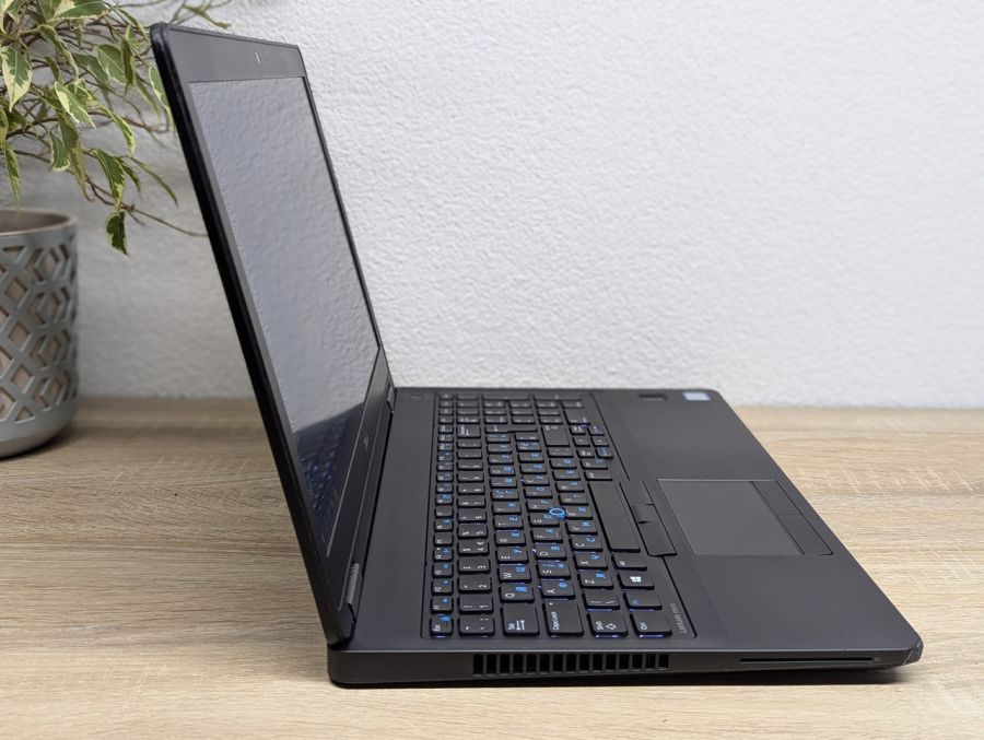 Уцінка! Ноутбук Б/В Dell Latitude E5570, Intel Core i5-6300U, DDR4 8 GB, SSD 128GB, 15.6" HD [ProductHub SKU Dell387]