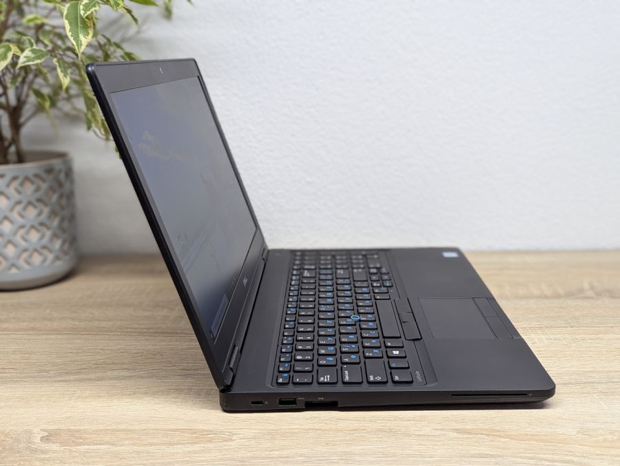 Ноутбук Б/В Dell Latitude 5580, Intel Core i5-7300U, DDR4 8GB, SSD 256GB, 15.6" Full HD
