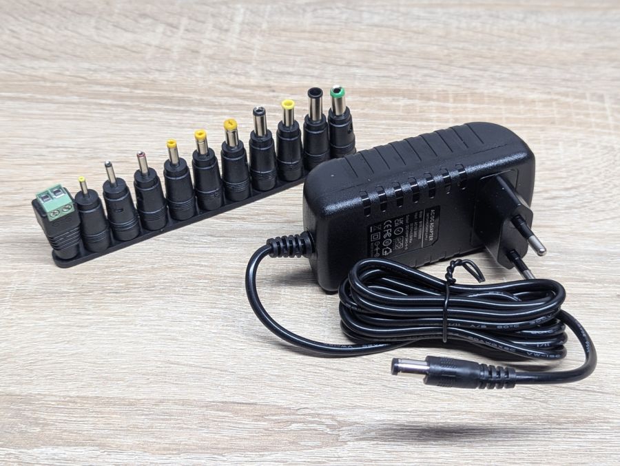Новий Універсальний блок живлення AC/DC 15V з набором змінних роз'ємів