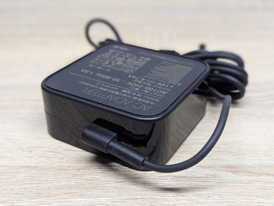 Блок живлення ASUS ADP-90YD D,90 Вт,19 В,4.74 А,5.5 x 2.5 мм Б/В
