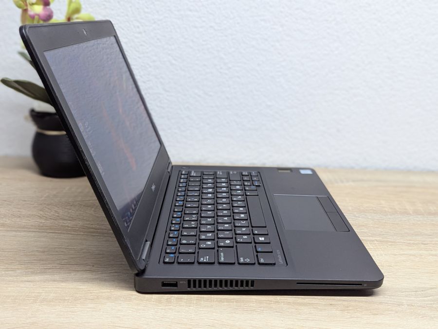 Ноутбук Б/В Dell Latitude E5270, Intel Core i5-6300U, DDR4 8GB, SSD 256GB, 12" HD [ProductHub SKU Dell636]
