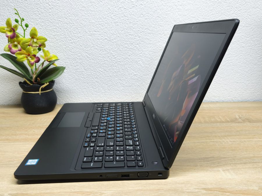 Ноутбук Б/В Dell Latitude 5580, Intel Core i5-6300U, DDR4 8 GB, SSD 256GB, 15.6" Full HD
