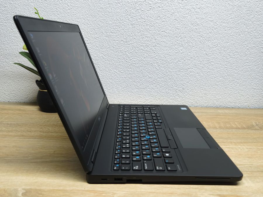 Ноутбук Б/В Dell Latitude 5580, Intel Core i5-6300U, DDR4 8 GB, SSD 256GB, 15.6" Full HD