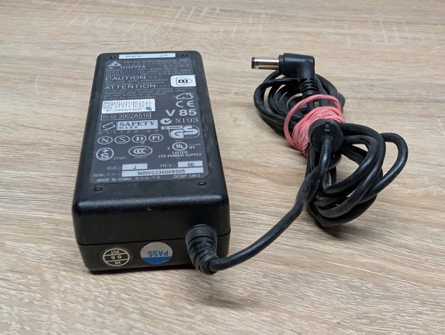 Б/В Блок живлення Delta Electronics 65W 19V 3.16A 5.5 х 3.0 мм [ProductHub SKU ADP-60DH]