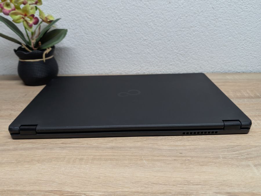 Ноутбук Fujitsu U758: 15.6 Full HD.Intel Core i5-7300U, 8 GB DDR4, SSD 256G Б/В [ProductHub SKU F268]