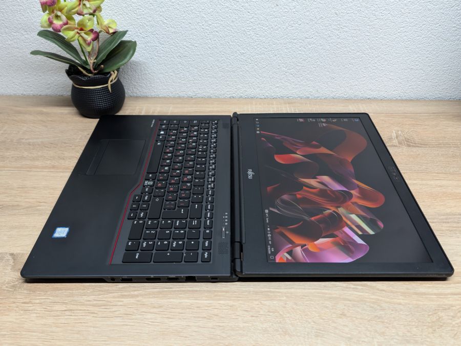Ноутбук Fujitsu U758: 15.6 Full HD.Intel Core i5-7300U, 8 GB DDR4, SSD 256G Б/В [ProductHub SKU F268]