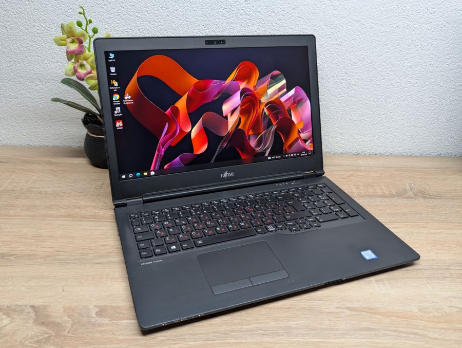 Ноутбук Fujitsu U758: 15.6 Full HD.Intel Core i5-7300U, 8 GB DDR4, SSD 256G Б/В