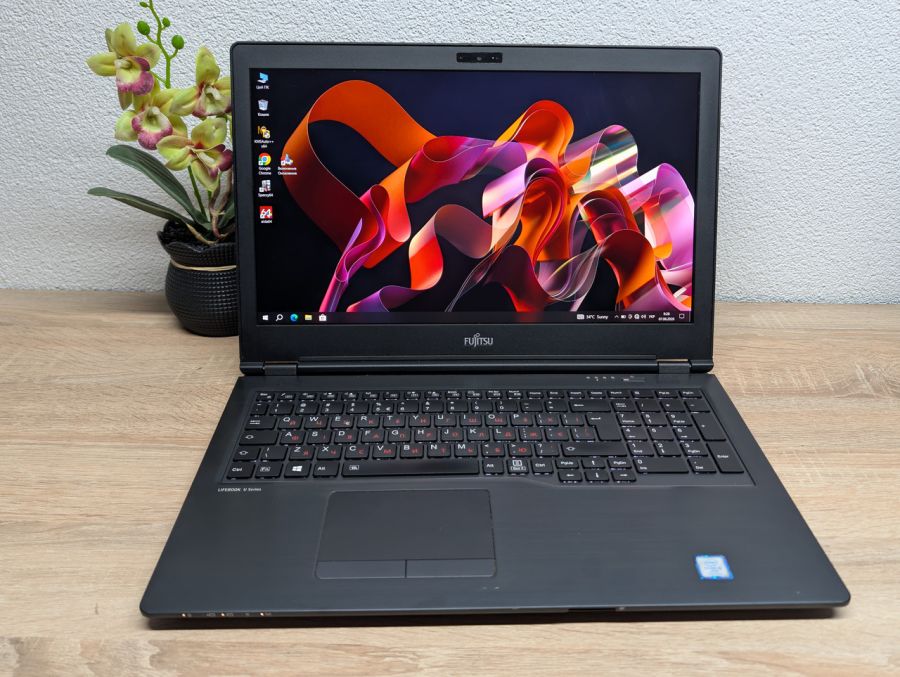 Ноутбук Fujitsu U758: 15.6 Full HD.Intel Core i5-7300U, 8 GB DDR4, SSD 256G Б/В [ProductHub SKU F268]