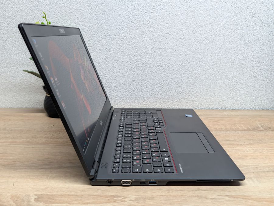 Ноутбук Fujitsu U758: 15.6 Full HD.Intel Core i5-7300U, 8 GB DDR4, SSD 256G Б/В [ProductHub SKU F268]