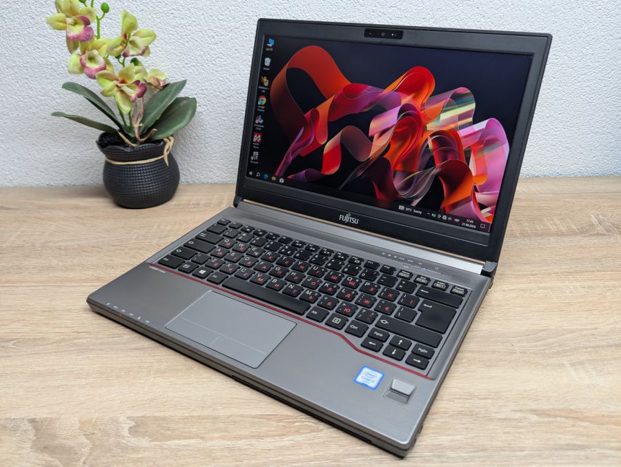 Ноутбук Б/В Fujitsu E736, Intel Core i5-6300U, DDR4 8GB, SSD 128GB, 13" Full HD