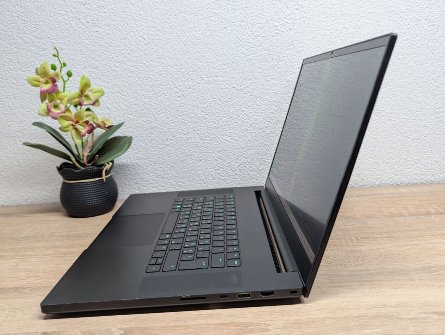Ноутбук Б/В Razer Blade RZ09-0406, Intel Core i7-11800H, DDR4 16GB, SSD 1TB, NVIDIA GeForce RTX 3060 6GB, 17" Full HD