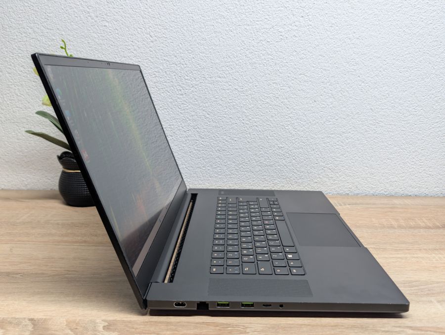 Ноутбук Б/В Razer Blade RZ09-0406, Intel Core i7-11800H, DDR4 16GB, SSD 1TB, NVIDIA GeForce RTX 3060 6GB, 17" Full HD
