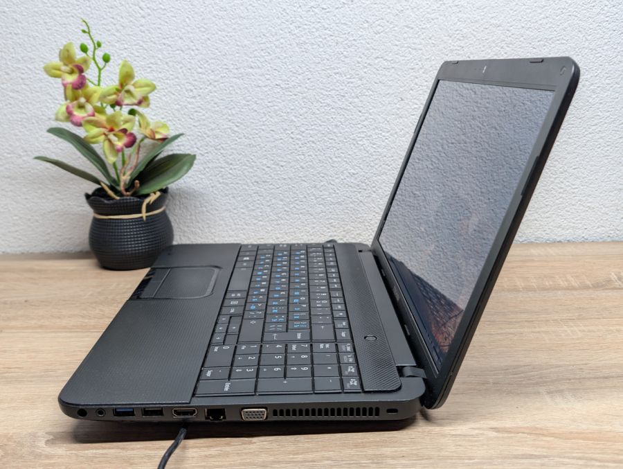 Ноутбук Б/В Toshiba Satellite C855, Intel Core i3-2370M, DDR3 8GB, SSD 120GB, 15.6" HD
