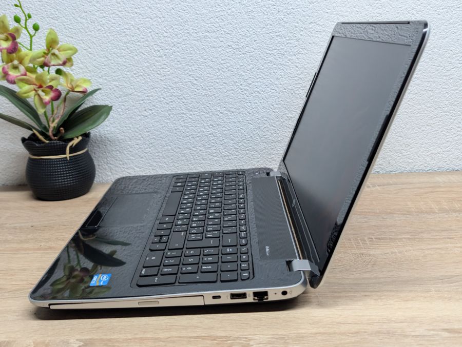 Ноутбук Б/В HP Pavilion 15, AMD A4-5000M, DDR3 8GB, SSD 120GB, AMD Radeon HD 8330, 15.6" HD [ProductHub SKU HP920]