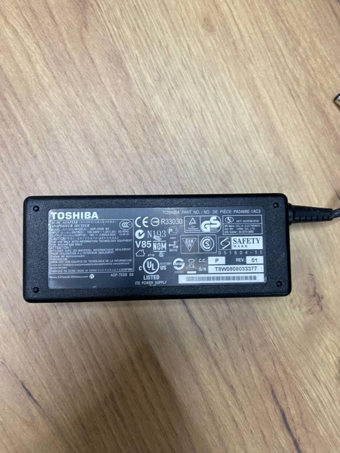 Б/В Toshiba 75w 5.5*2.5