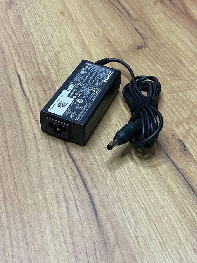 Б/В Toshiba 65w 5.5*2.5