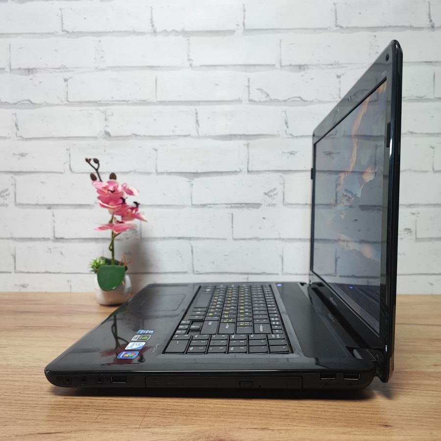 Ноутбук Б/В Medion Akoya P7614, Intel Pentium T4500M, DDR2 4 GB, SSD 64GB + HDD 500GB, NVIDIA GeForce G210M, 17.3"