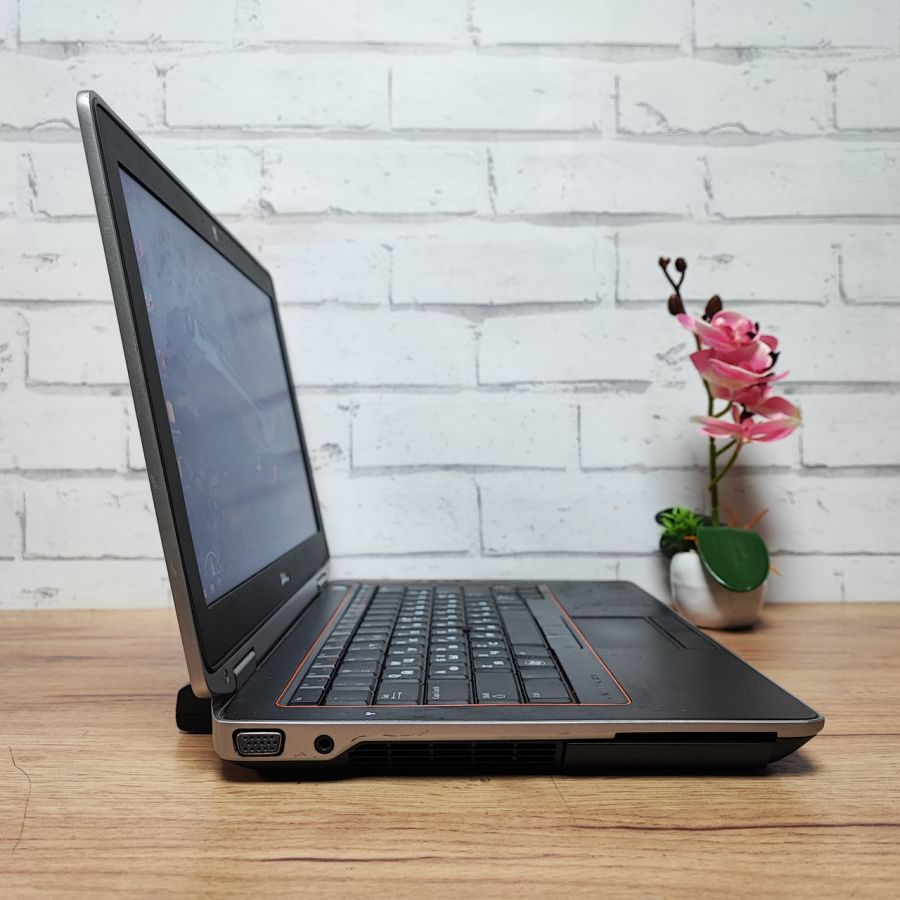 Ноутбук Б/В Dell Latitude E6320, Intel Core i3-2330M, DDR3 8 GB, SSD 128GB, 15.6" HD