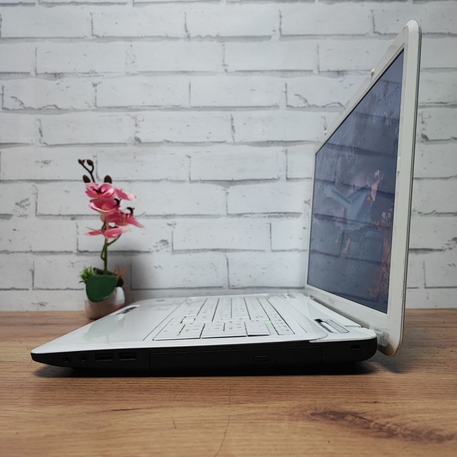 Ноутбук Б/В Toshiba Satellite L775D-10V, AMD A6-3420M, DDR3 8GB, SSD 128GB, AMD Radeon HD 6520G, 17" HD
