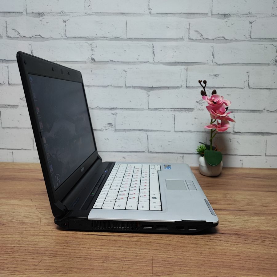 Ноутбук Б/В Fujitsu S710, Intel Core i5-520M, DDR3 8 GB, HDD 750GB, 13.3" HD