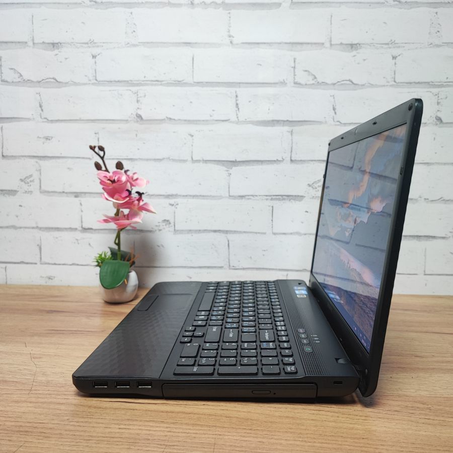 Ноутбук Б/В Sony PCG-71911M, Intel Core i5-2450M, DDR3 8 GB, SSD 256GB, 15.6" HD
