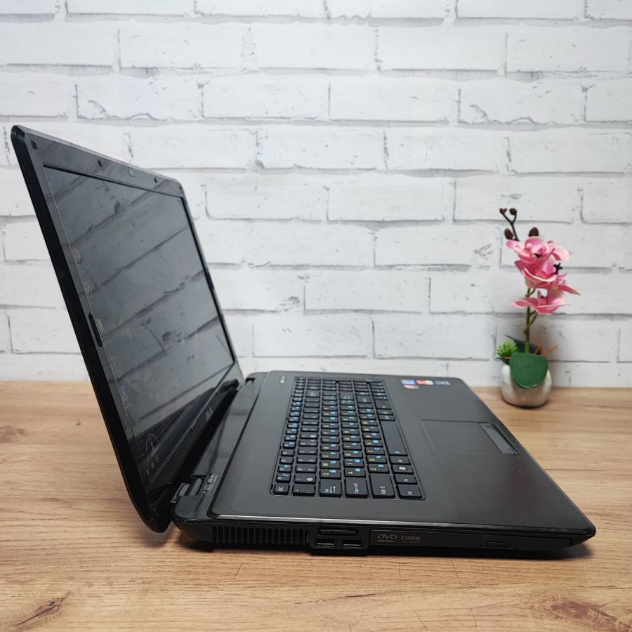Ноутбук Б/В ASUS K72J, Intel Core i3-370M, DDR3 8 GB, SSD 128GB, AMD Radeon HD 5000, 17.3" HD