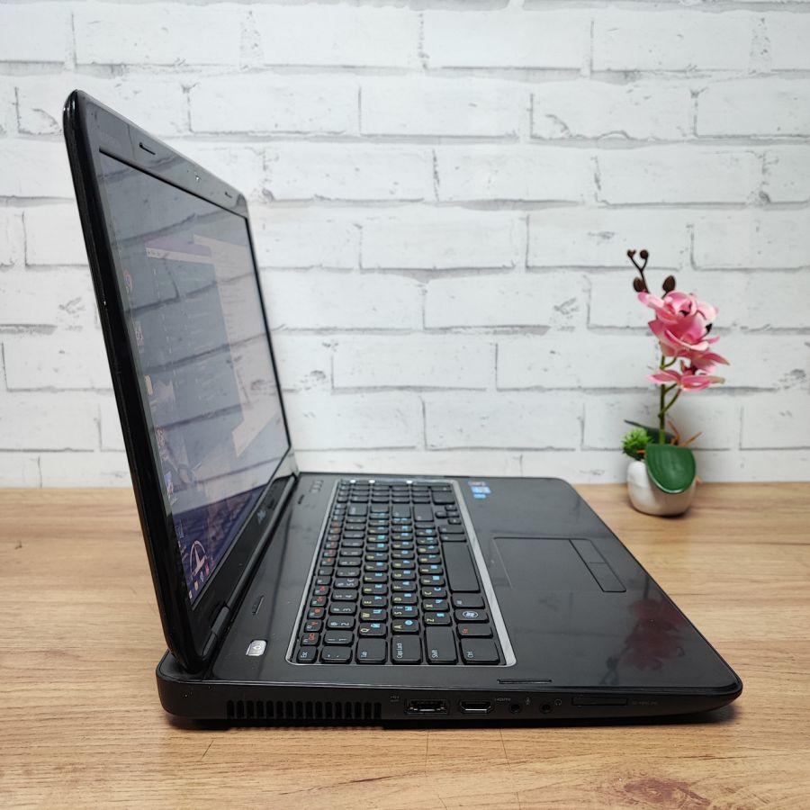 Ноутбук Б/В Dell Inspiron N7110, Intel Core i3-2310M, DDR3 8 GB, SSD 128GB, NVIDIA GeForce GT 525M 1Gb, 17.3"