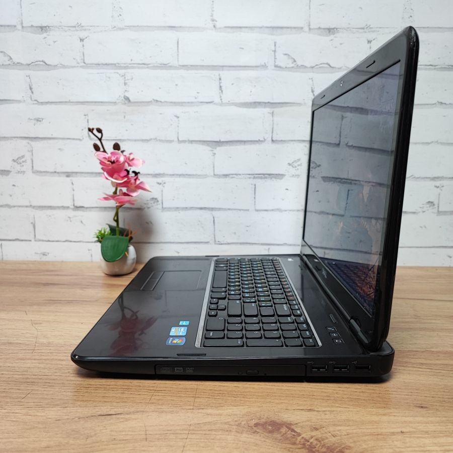 Ноутбук Б/В Dell Inspiron N7110, Intel Core i3-2310M, DDR3 8 GB, SSD 128GB, NVIDIA GeForce GT 525M 1Gb, 17.3"