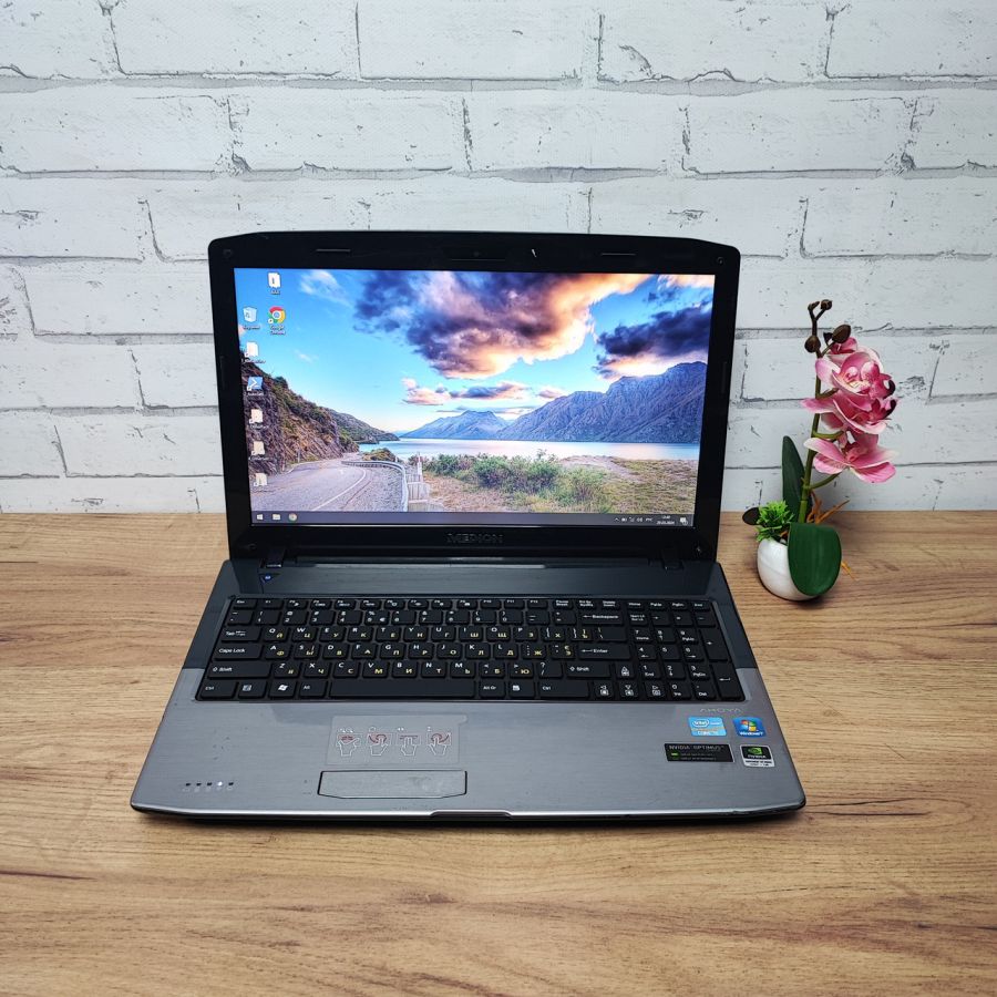 Ноутбук Б/В Medion Akoya P6812, Intel Core i5-2430M, DDR3 8 GB, SSD 128GB, NVIDIA GeForce GT 555M, 15.6"
