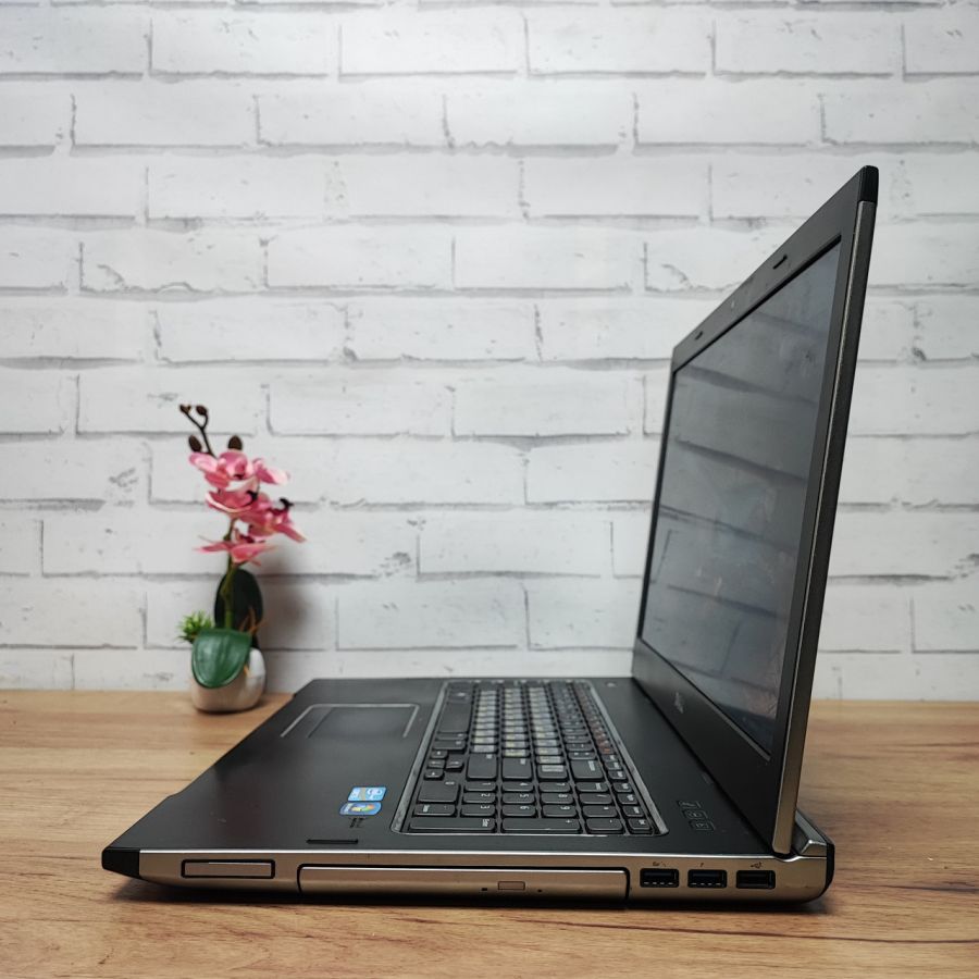Ноутбук Б/В Dell Vostro 3750, Intel Core i5-2410M, DDR3 8 GB, SSD 256GB, NVIDIA GeForce GT 525M 1GB, 17.3"