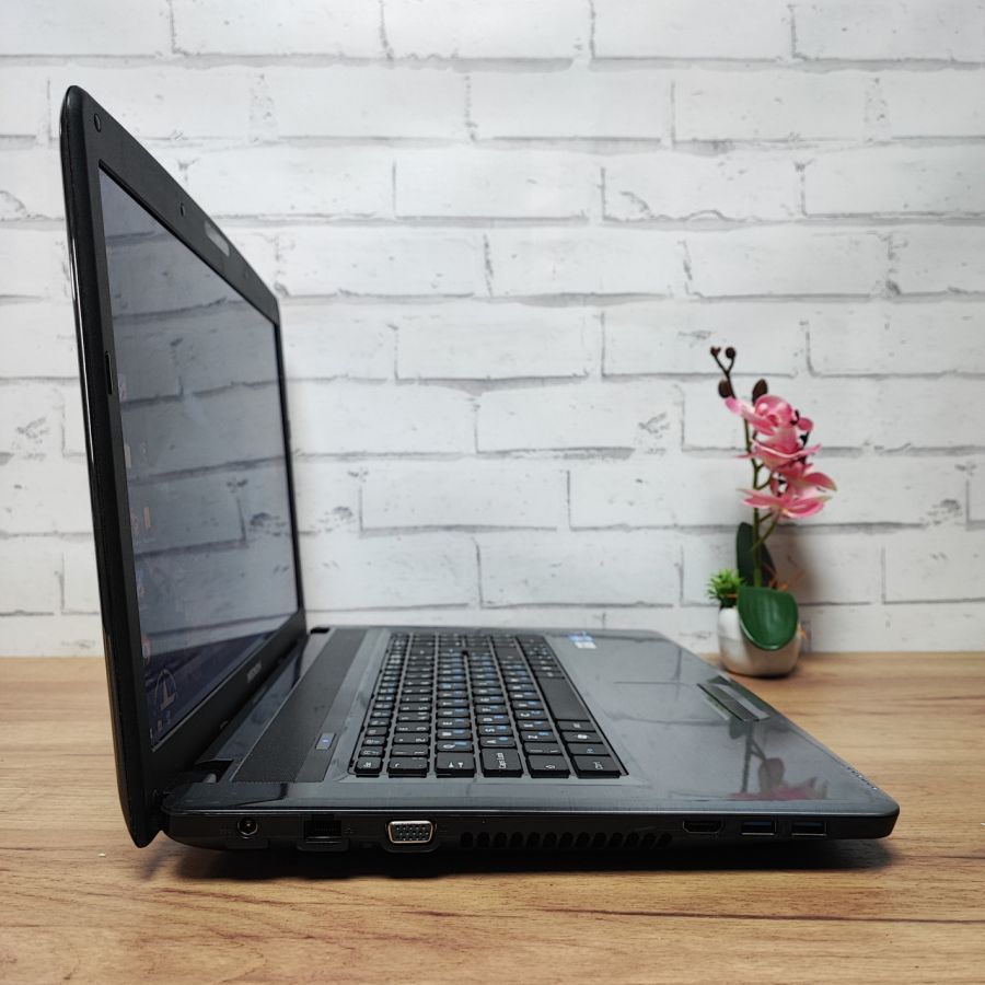 Ноутбук Б/В Medion Akoya E7222, Intel Core i3-2370M, DDR3 8 GB, SSD 128GB, 17.3" HD