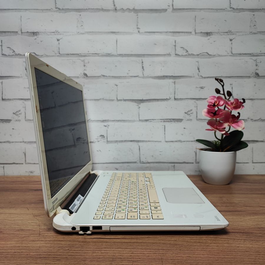 Ноутбук Б/В Toshiba Satellite L50-B-1TX, Intel Core i3-4005U, DDR3 8 GB, SSD 128GB, 15.6" HD