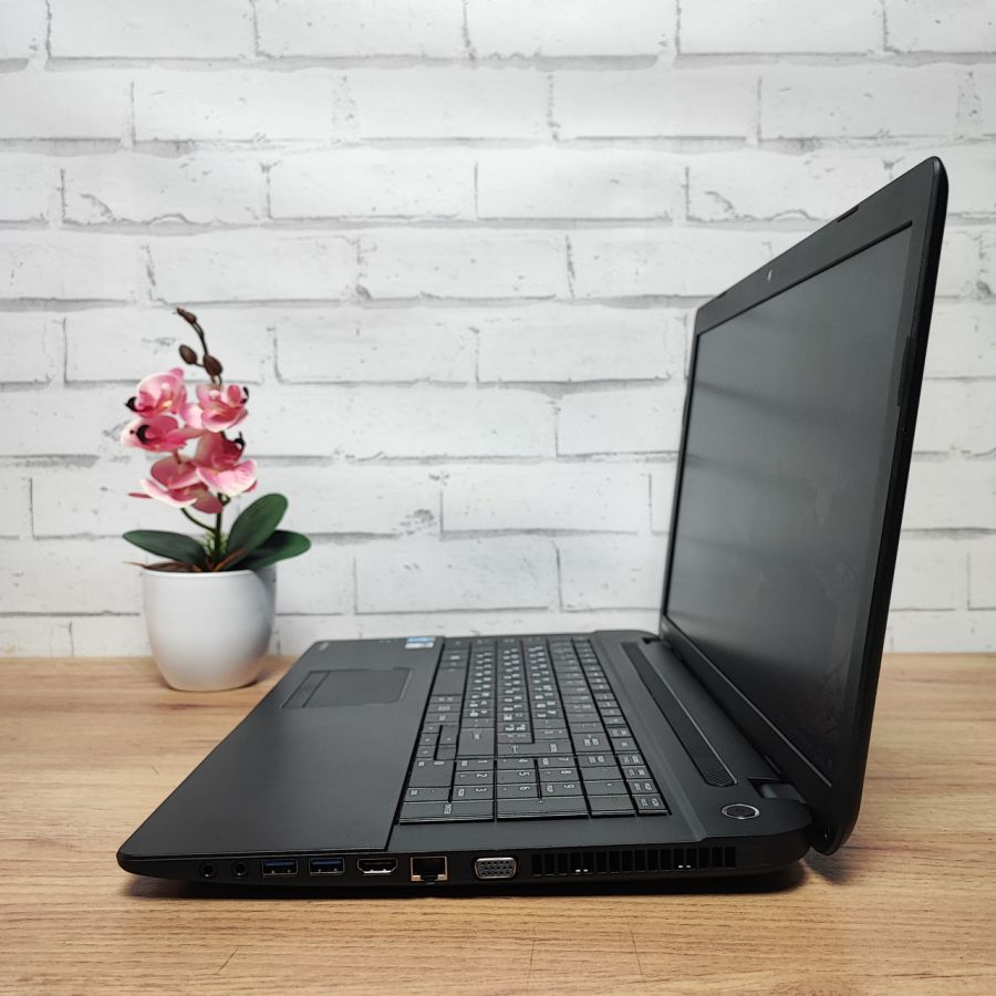 Ноутбук Б/В Toshiba Satellite Pro C70-B-34N, Intel Core i5-5200U, DDR3 8 GB, SSD 256GB, 17.3" HD