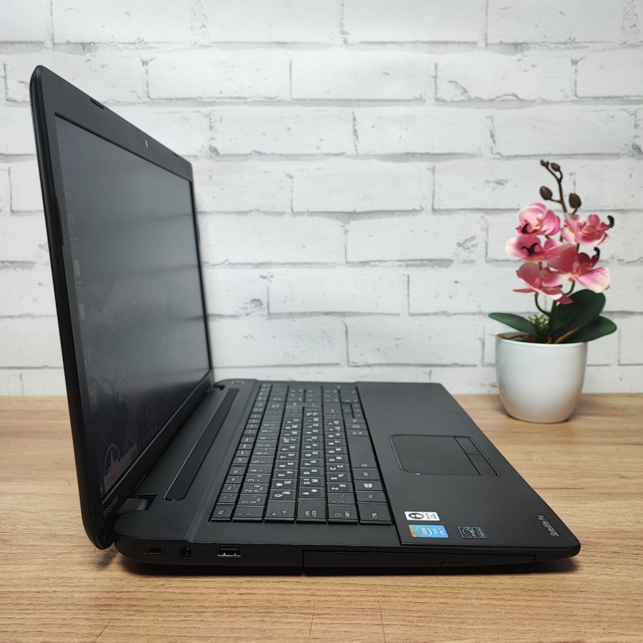 Ноутбук Б/В Toshiba Satellite Pro C70-B-34N, Intel Core i5-5200U, DDR3 8 GB, SSD 256GB, 17.3" HD
